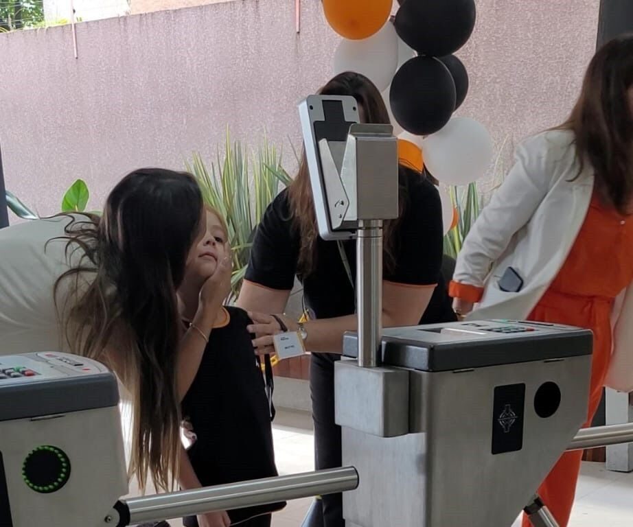 Inovação: reconhecimento facial substitui crachás para entrada dos alunos