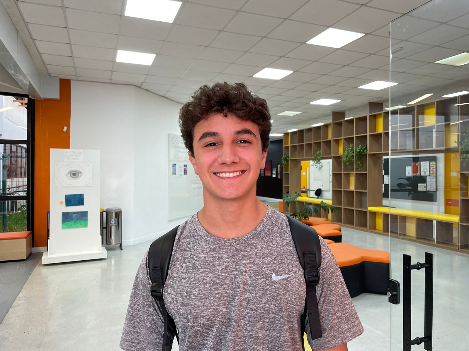 Aluno do Positivo International School realiza pesquisa sobre impacto das redes sociais
