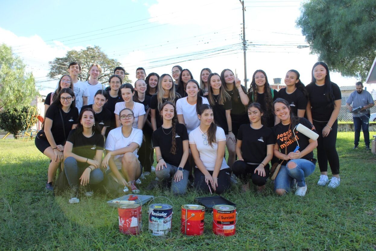 Estudantes do Ensino Médio revitalizam parquinho de CMEI em PG
