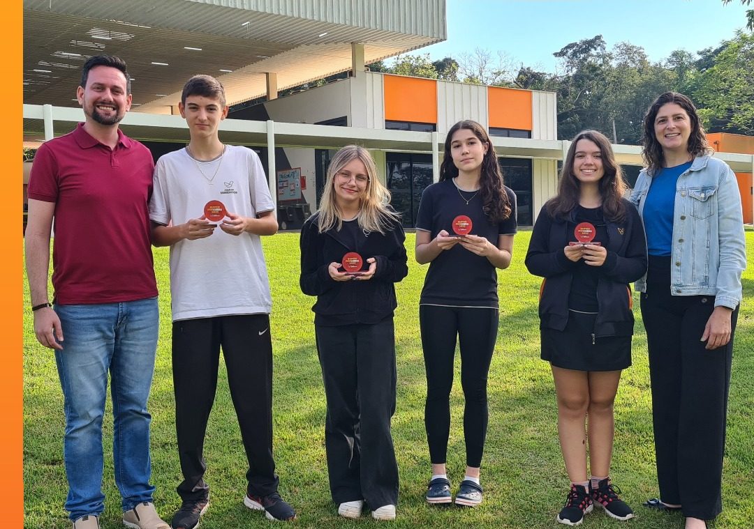 Estudantes recebem o troféu SuperPosicobra 2023
