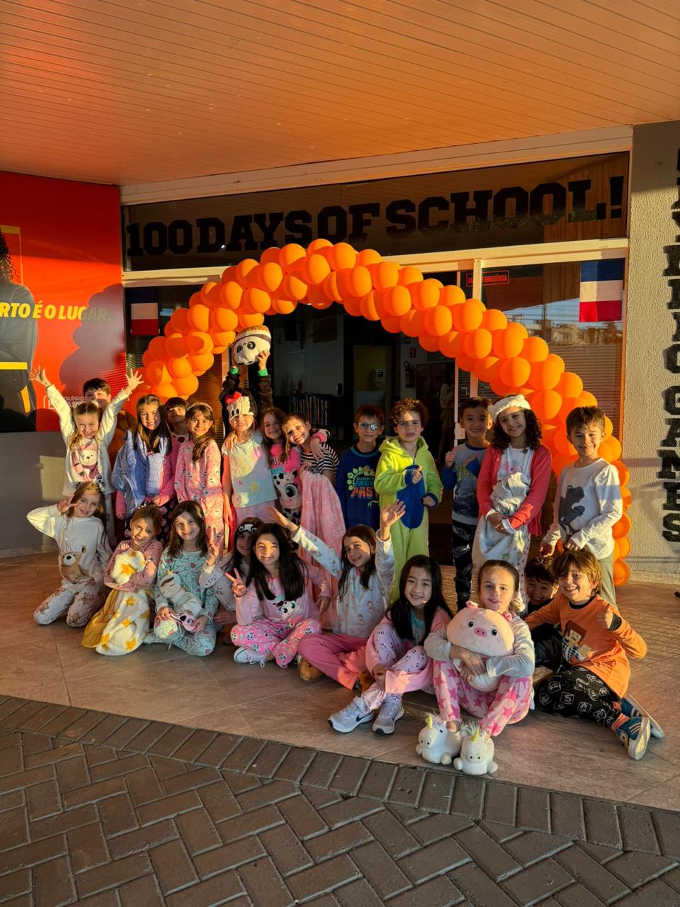 Celebração do 100th Day of School: uma jornada de aprendizado e solidariedade
