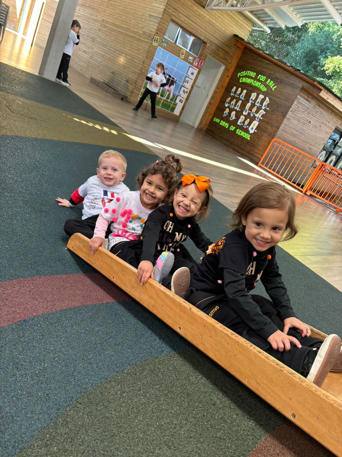 Celebração do 100th Day of School: uma jornada de aprendizado e solidariedade